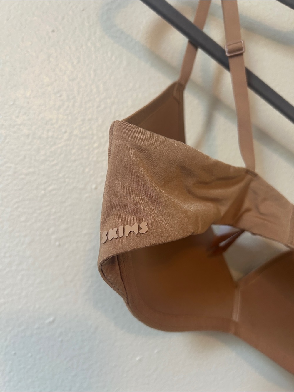 Skims - Seamless Light Support T-Shirt Bra - Brown - Picture 4 of 6